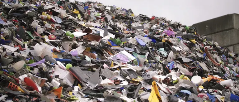 Plastic afvalberg als grondstof voor nieuwe kunststoffen.